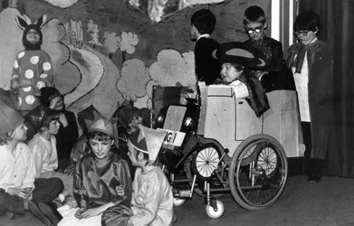 Enfants jouant dans une pièce de théâtre à l